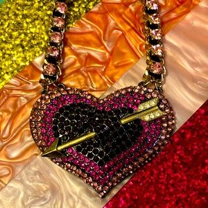 Gorgeous, pink Betsy Johnson heart 💜.